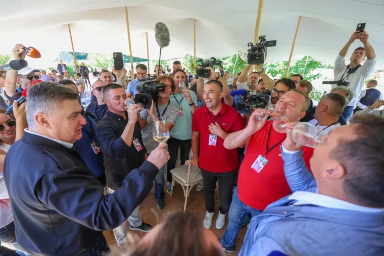 Milanović s flasterom, SDP-ov gradonačelnik: 'Neki piju od radosti, neki od tuge, a mi od jutra!'