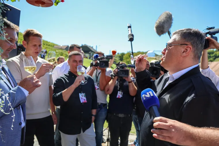 Milanović s flasterom, SDP-ov gradonačelnik: 'Neki piju od radosti, neki od tuge, a mi od jutra!'