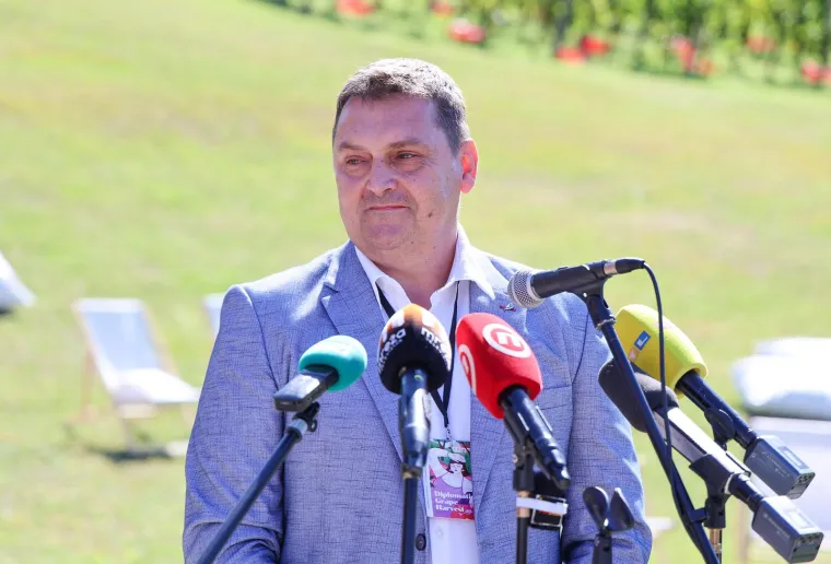 Milanović s flasterom, SDP-ov gradonačelnik: 'Neki piju od radosti, neki od tuge, a mi od jutra!'