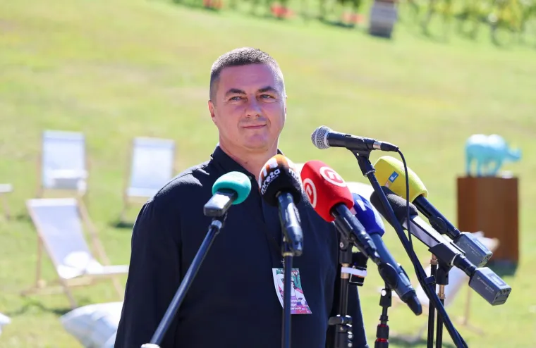 Milanović s flasterom, SDP-ov gradonačelnik: 'Neki piju od radosti, neki od tuge, a mi od jutra!'