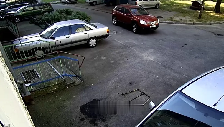 A samo dan ranije je dobila vozačku dozvolu: Nissan je učas pretvorila u nisam