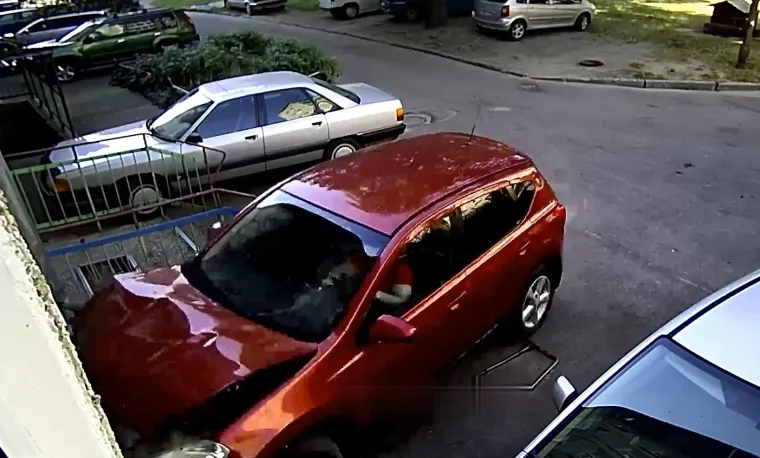 A samo dan ranije je dobila vozačku dozvolu: Nissan je učas pretvorila u nisam