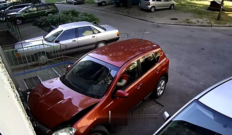 A samo dan ranije je dobila vozačku dozvolu: Nissan je učas pretvorila u nisam