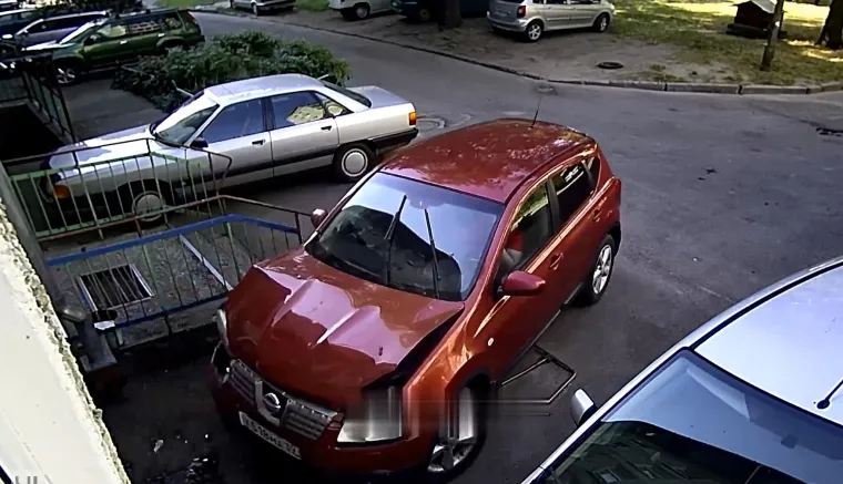 A samo dan ranije je dobila vozačku dozvolu: Nissan je učas pretvorila u nisam