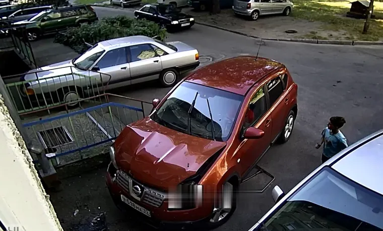 A samo dan ranije je dobila vozačku dozvolu: Nissan je učas pretvorila u nisam