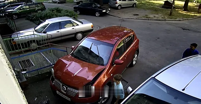 A samo dan ranije je dobila vozačku dozvolu: Nissan je učas pretvorila u nisam