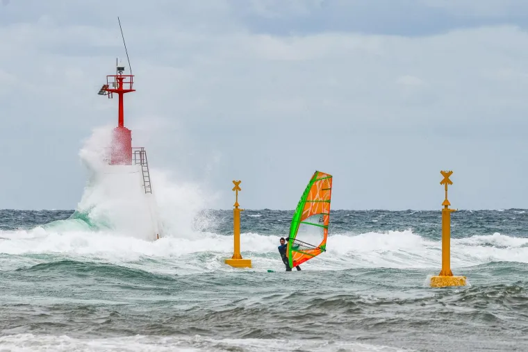 Nevjerojatni prizori: Kiša potopila dijelove Umaga, vjetar izmamio surfere na more