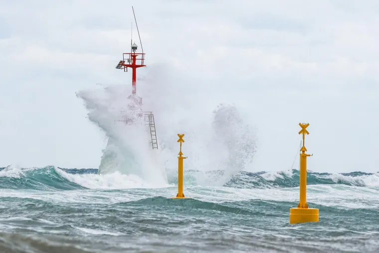 Nevjerojatni prizori: Kiša potopila dijelove Umaga, vjetar izmamio surfere na more