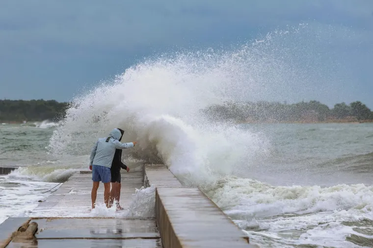 Nevjerojatni prizori: Kiša potopila dijelove Umaga, vjetar izmamio surfere na more
