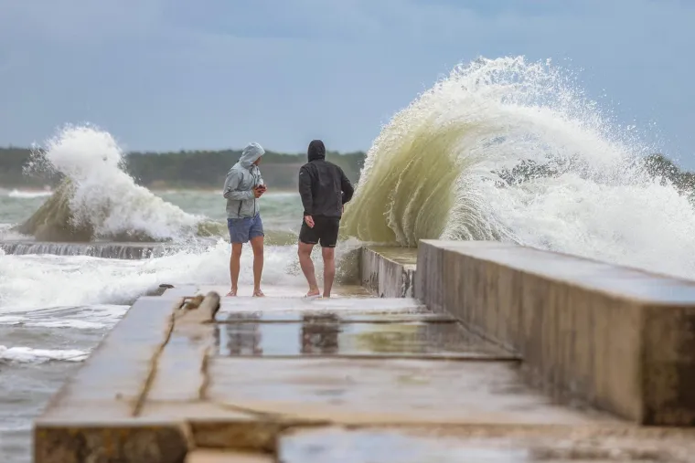 Nevjerojatni prizori: Kiša potopila dijelove Umaga, vjetar izmamio surfere na more