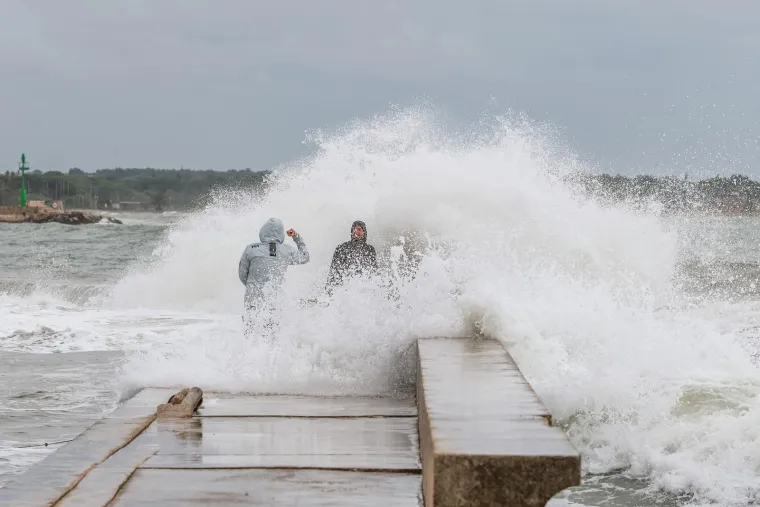 Nevjerojatni prizori: Kiša potopila dijelove Umaga, vjetar izmamio surfere na more