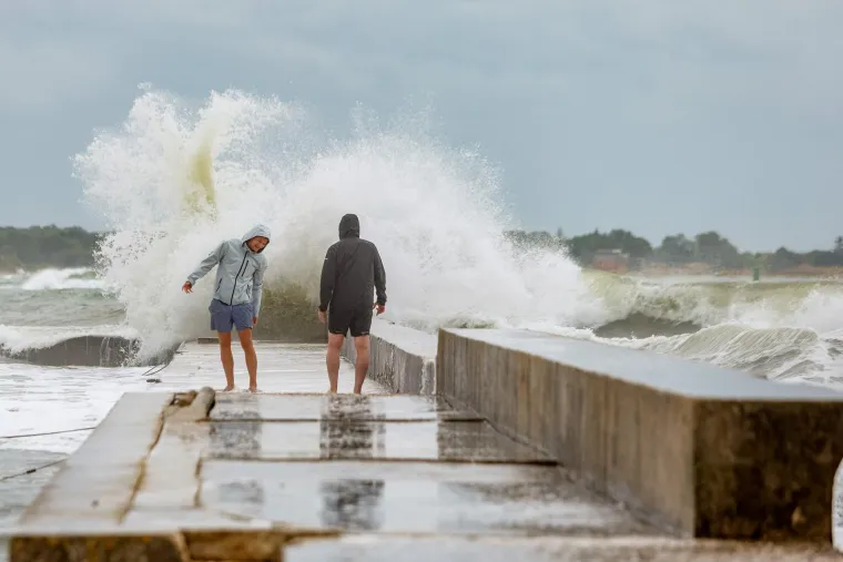 Nevjerojatni prizori: Kiša potopila dijelove Umaga, vjetar izmamio surfere na more