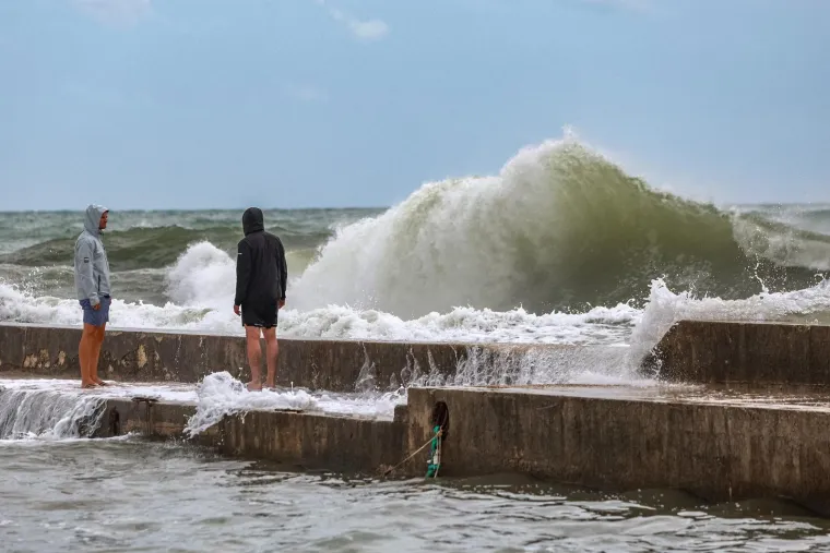 Nevjerojatni prizori: Ki&scaron;a potopila dijelove Umaga, vjetar izmamio surfere na more