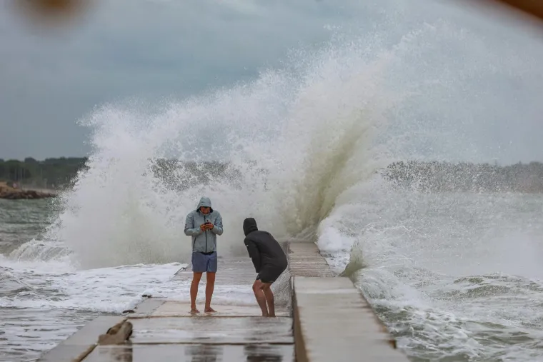 Nevjerojatni prizori: Ki&scaron;a potopila dijelove Umaga, vjetar izmamio surfere na more