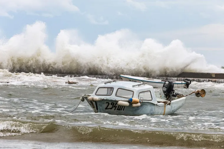 Nevjerojatni prizori: Ki&scaron;a potopila dijelove Umaga, vjetar izmamio surfere na more
