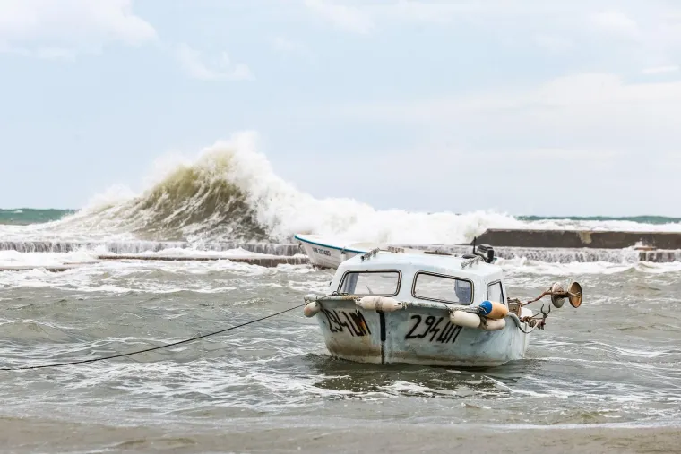 Nevjerojatni prizori: Ki&scaron;a potopila dijelove Umaga, vjetar izmamio surfere na more