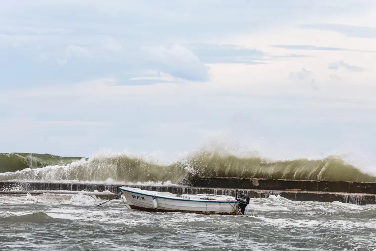 Nevjerojatni prizori: Ki&scaron;a potopila dijelove Umaga, vjetar izmamio surfere na more