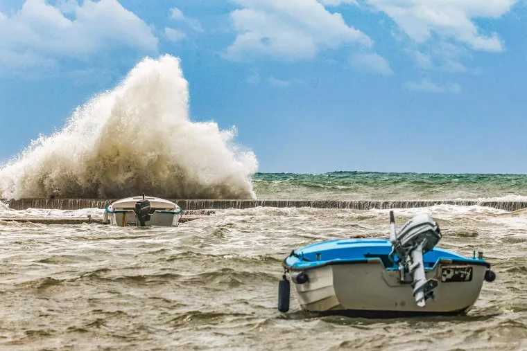 Nevjerojatni prizori: Ki&scaron;a potopila dijelove Umaga, vjetar izmamio surfere na more