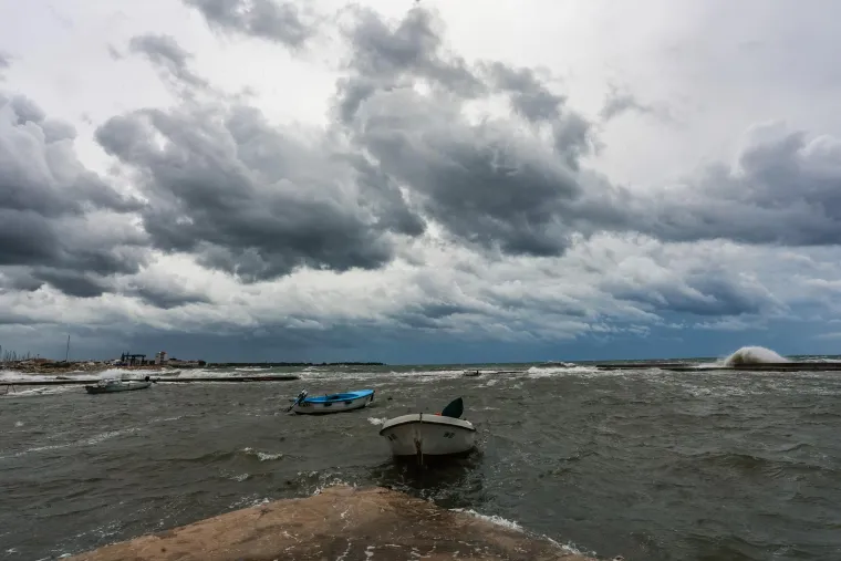 Nevjerojatni prizori: Ki&scaron;a potopila dijelove Umaga, vjetar izmamio surfere na more