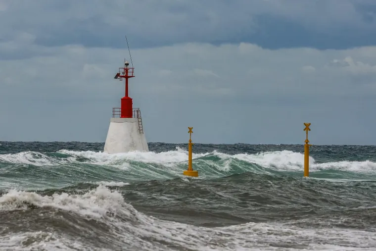Nevjerojatni prizori: Ki&scaron;a potopila dijelove Umaga, vjetar izmamio surfere na more