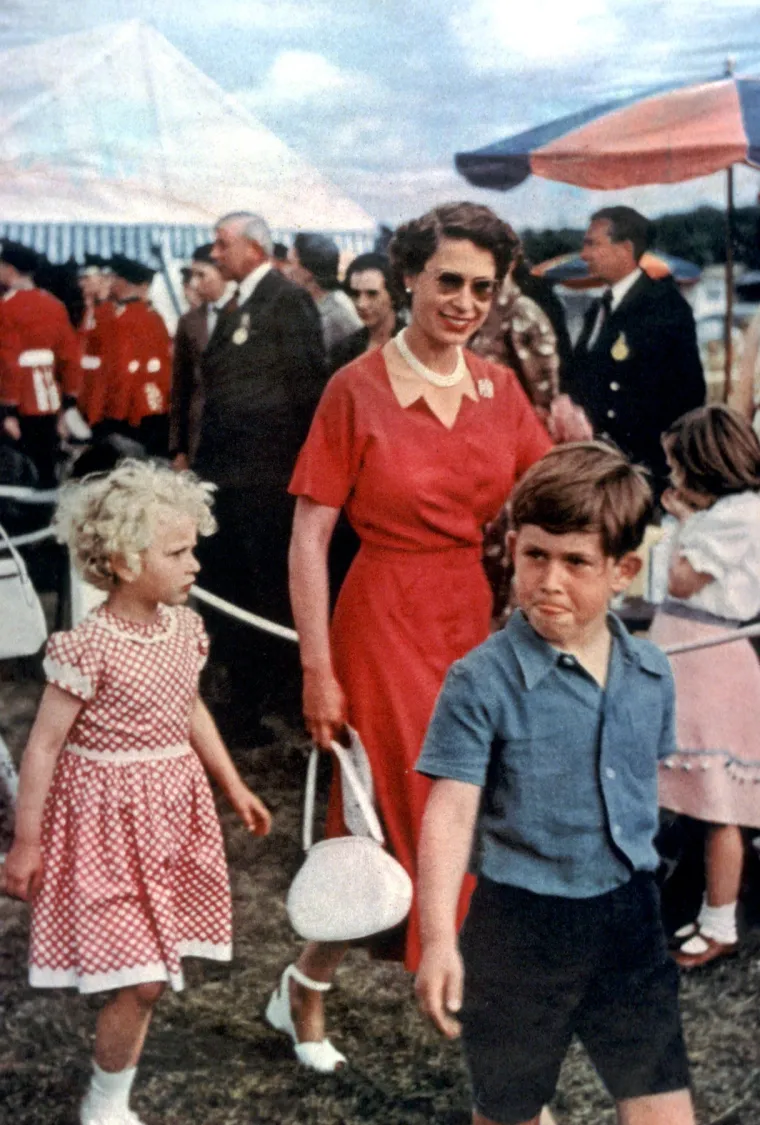 Izvukla je stare fotografije i prisjetila se. Podučavala je plemićku elitu. Znate li o kome je riječ?