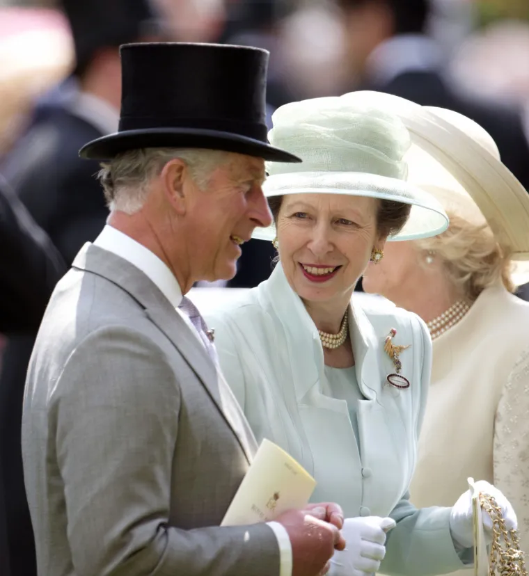 Izvukla je stare fotografije i prisjetila se. Podučavala je plemićku elitu. Znate li o kome je riječ?