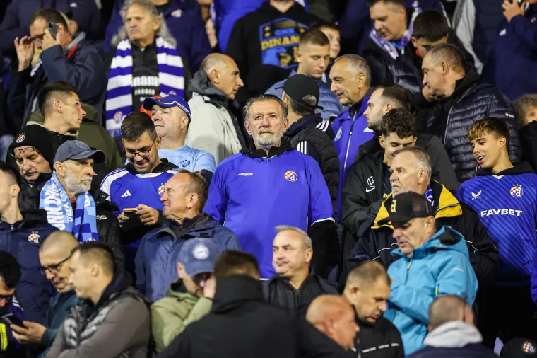 Prvi derbi ove sezone kroz oko fotoreportera: Sijeva na sve strane