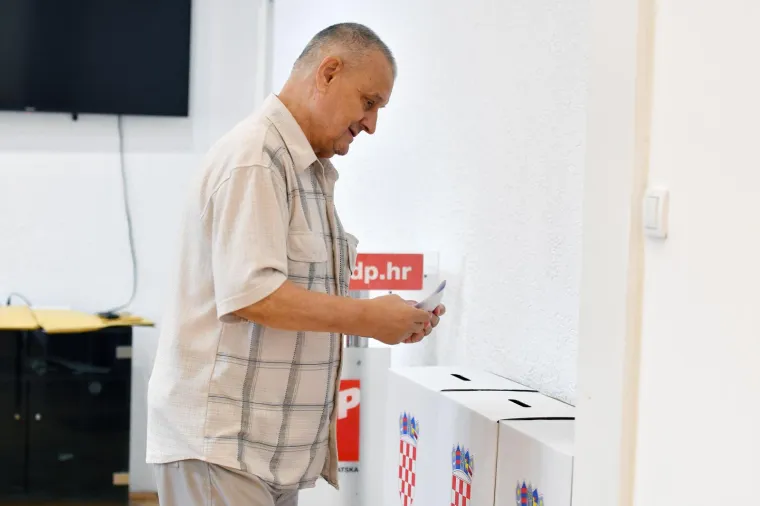 Počeli izbori za novo vodstvo SDP-a: Na biralište stigao glavni favorit