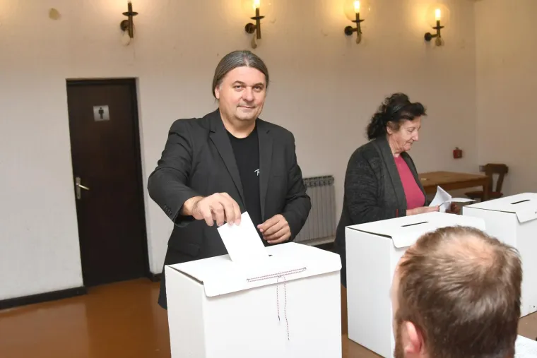 Počeli izbori za novo vodstvo SDP-a: Na biralište stigao glavni favorit