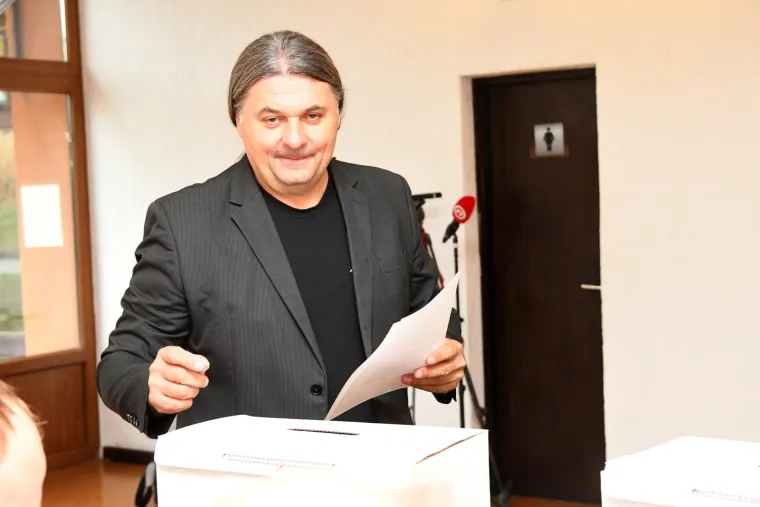 Počeli izbori za novo vodstvo SDP-a: Na biralište stigao glavni favorit
