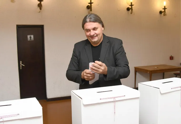 Počeli izbori za novo vodstvo SDP-a: Na biralište stigao glavni favorit
