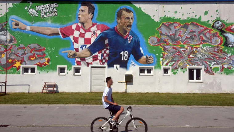 Olić je svoje prve nogometne korake započeo kao i Mandžukić u Marsoniji. Nakon kratke epizode u Herthu vraća se u rodni klub, a u sezoni 2001./02. ključan je igrač Zagreba u osvajanju HNL-a