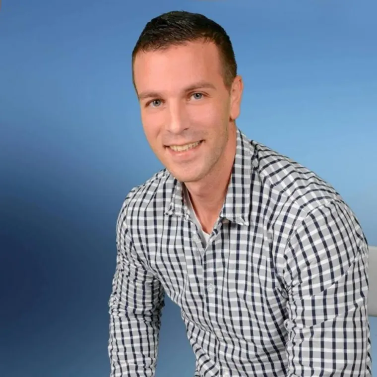 &quot;Na jesen sam krenuo u školu i jednog dana u rujnu stigao sam kući, a majka Nada mi je rekla da me žele slikati za čokoladu Braco. Bio sam toliko iznenađen to više što, ako sam jeo čokoladu, to je bila isključivo čokolada Braco&quot;, prisjetio se za portal 24sata. Ugovor sa Zvečevom donio mu je 126 tadašnjih njemačkih maraka.