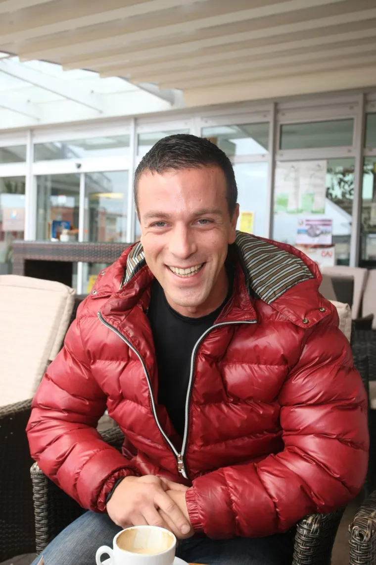 &quot;Od tog dana sjećam se samo da mi je majka pripremila crvenu vestu. Bio sam prvi na redu, a iza mene je bila djevojčica Tea Agbaba, koja je utjelovila Seku. Tad sam je prvi puta vidio, no više je nikad nisam sreo. Tek prije koju godinu pronašao sam je na Facebooku&quot;, nastavio je Dan čija je fotografija prvi put na čokoladi osvanula 1990. godine.