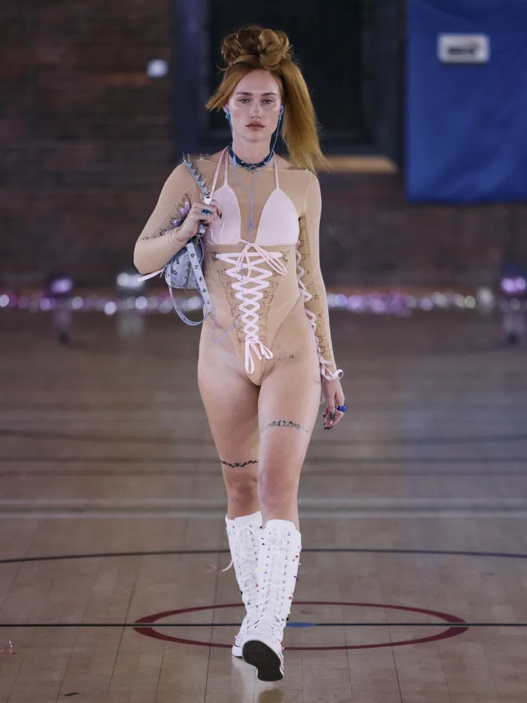 Vrući bunt na pisti: Ove krpice na manekenkama vi&scaron;e otkrivaju nego pokrivaju