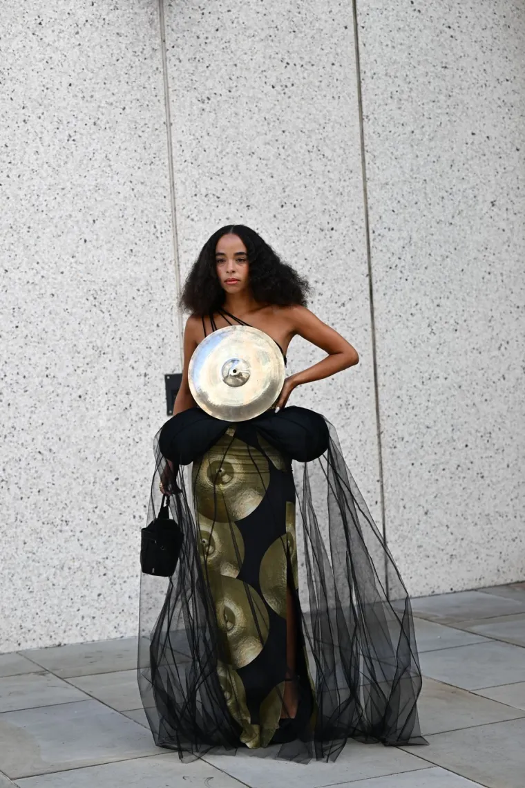 Grudnjaci, prozirne krpice, minjaci... Evo &scaron;to se sve nosi na ulicama Londona