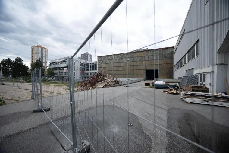 Izudarana i unakažena ostaje bez krova: Evo kako izgleda legendarna Ledena dvorana Doma sportova