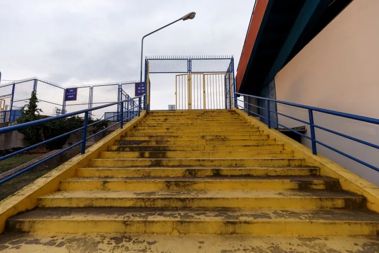 Dinamo je za obnovu stadiona sveukupno potro&scaron;io 100 milijuna eura, a za taj novac mogao si je priu&scaron;titi ne jedan, već dva stadiona kakav ima austrijski prvak. Stadion uopće nije siguran za gledatelje, istok nije u funkciji, jug je pred uru&scaron;avanjem, a drži ga jedna dodatna metalna konstrukcija. Na kraju krajeva, cijene koje navijači moraju plaćati za takve usluge su urnebesno velike, a legenda kaže da, kad bude oblačno, navijači ni ne vide &scaron;to se događa na terenu... 