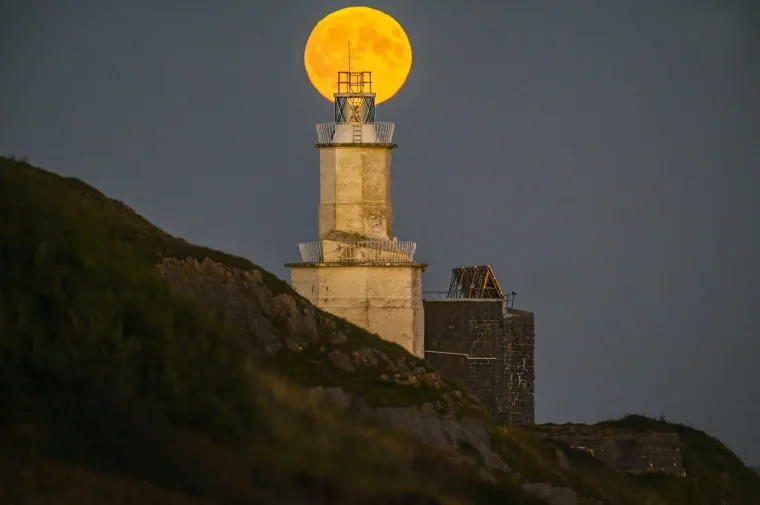 Sinoć nas je obasjao poseban supermjesec, onaj žetveni, pogledajte ga u njegovu punom sjaju