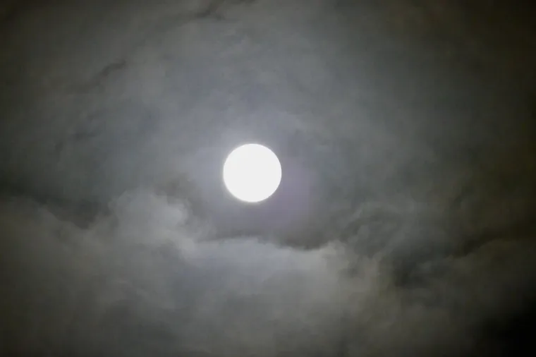 Sinoć nas je obasjao poseban supermjesec, onaj žetveni, pogledajte ga u njegovu punom sjaju