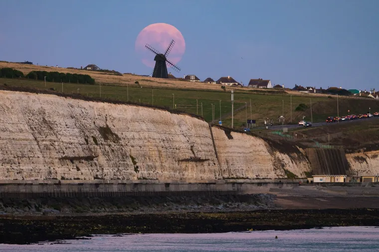 Sinoć nas je obasjao poseban supermjesec, onaj žetveni, pogledajte ga u njegovu punom sjaju