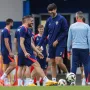 Bez obzira na to što je veliki dinamovac i sigurno ima nekakvu budućnost u Dinamu. Čarli još nije imao pravog trenerskog iskustva i ne bi ga bilo pametno odmah baciti u vatru i potrošiti ga kao što je bio slučaj s Jovičevićem.