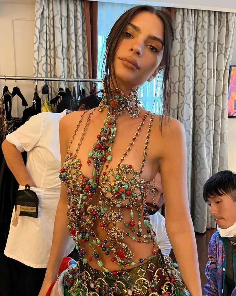 Emily Ratajkowski obući će bilo &scaron;to prije grudnjaka: Ovo su njezina 'najopu&scaron;tenija' izdanja