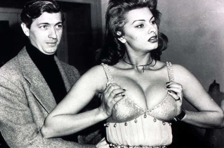 Na vrhuncu slave, Sophia je posjetila i našu zemlju što je tada jako zaintrigiralo jugoslavensku javnost, a o tom se događaju priča i danas. Tog ljeta 1969. godine, talijanska je diva sa svojim tada jednoipolgodišnjim sinom provela 15 dana na Brijunima i to, ni manje ni više, nego kao gošća Josipa Broza Tita.