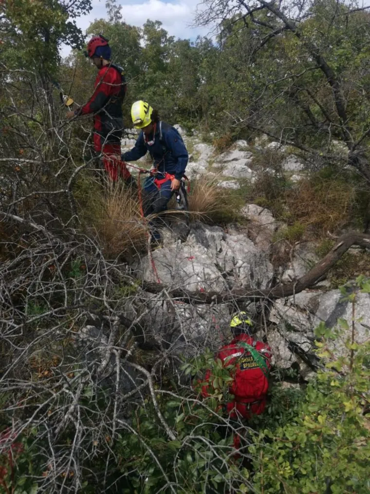 HGSS-ovci spasili psa iz jame duboke četrdeset metara