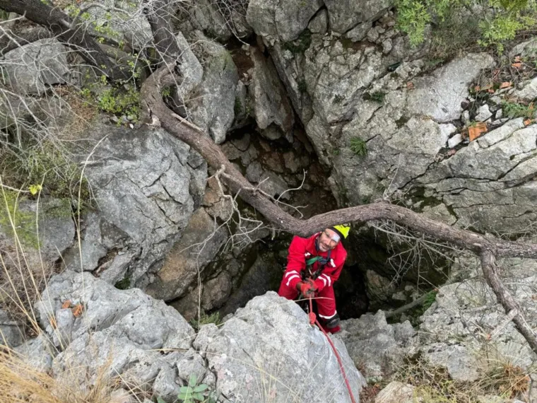 HGSS-ovci spasili psa iz jame duboke četrdeset metara