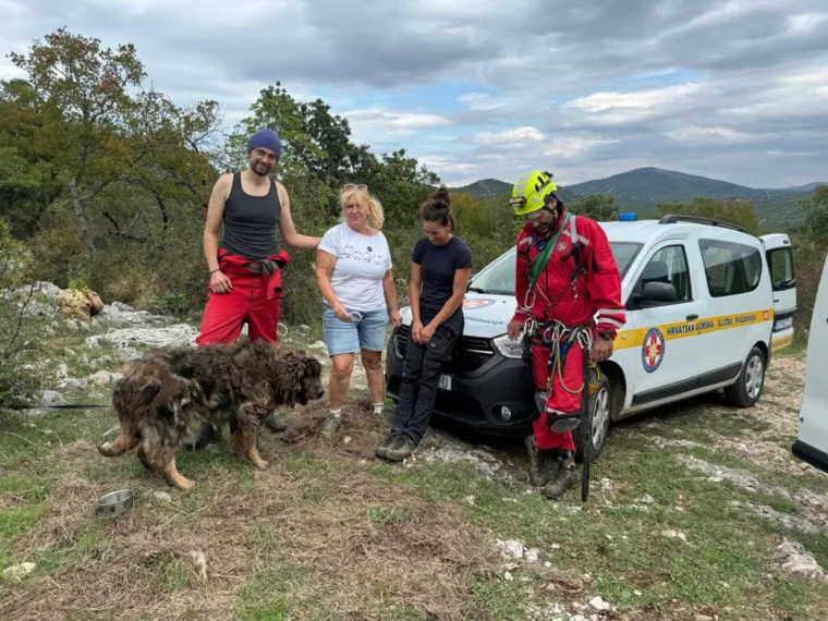 HGSS-ovci spasili psa iz jame duboke četrdeset metara