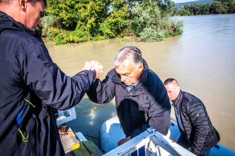 Nabujali Dunav stigao do mađarskog parlamenta, Budimpešta čeka katastrofu: 'Situacija je kritična'