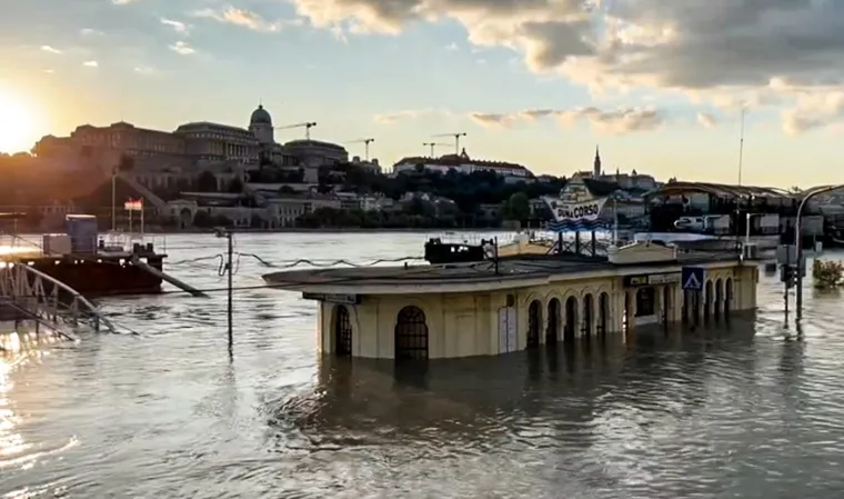 Nabujali Dunav stigao do mađarskog parlamenta, Budimpešta čeka katastrofu: 'Situacija je kritična'
