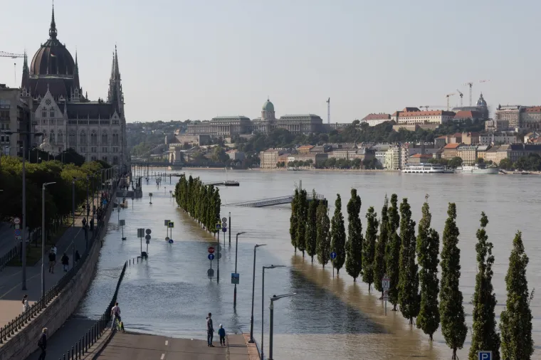 Nabujali Dunav stigao do mađarskog parlamenta, Budimpešta čeka katastrofu: 'Situacija je kritična'